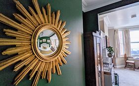 Deco Studio: King Bed, Kitchenette, Stylish & Comfortable